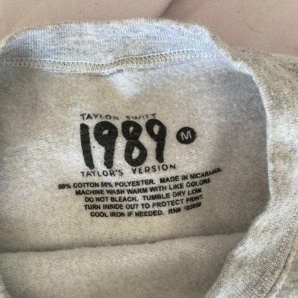 Taylor Swift Heather Gray 1989 Sweatshirt - Picture 3 of 6